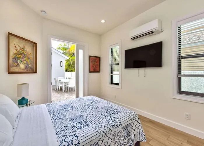 Sorrento Cabana - 1 Bedroom 1 Ba Cabana Near Vanderbilt Beach, Perfect For A Relaxing Beachside Escape! Naples Park