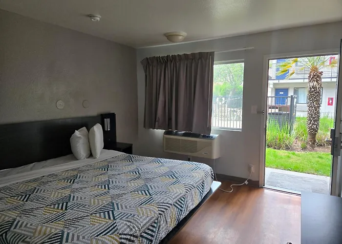 Super 8 By Wyndham Tracy Hotel