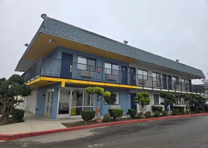 Super 8 By Wyndham Tracy Hotel