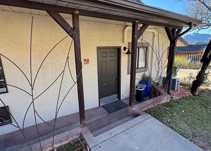 Red Rock Inn Cottages
