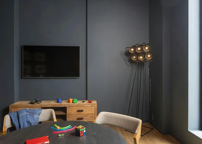 Moxy London Heathrow Airport