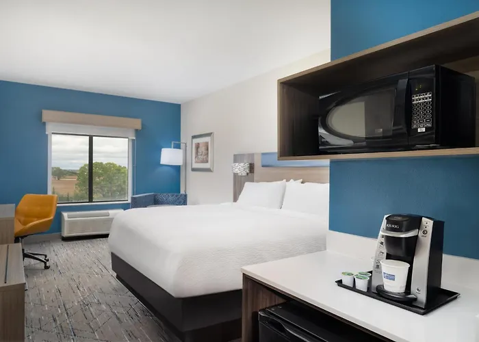 Holiday Inn Express Pratt By Ihg