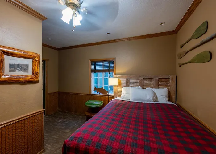 Shaver Lake Village Hotel