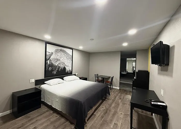 Super 8 By Wyndham Visalia Hotel