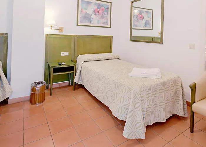 Hotel Lantana Garden Pilas