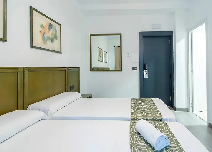 Hotel Lantana Garden Pilas