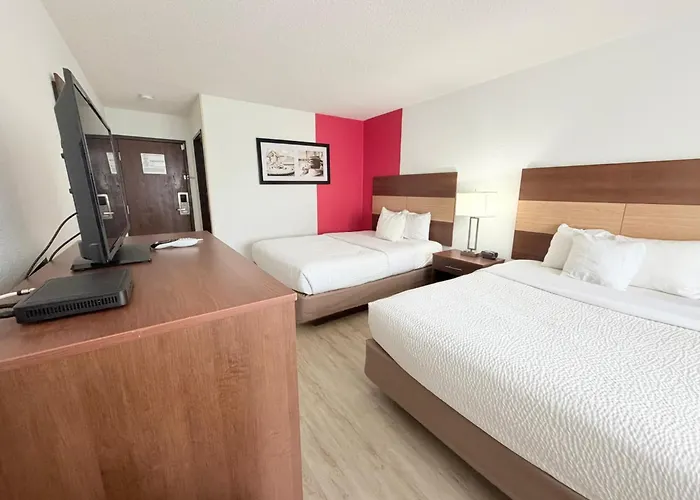 Ramada By Wyndham Effingham Hotel