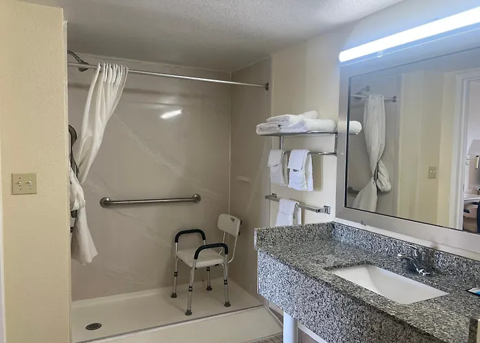 Hole Inn The Wall Hotel - Fort Walton Beach - Sunset Plaza - Nearby Beaches & Hurlburt