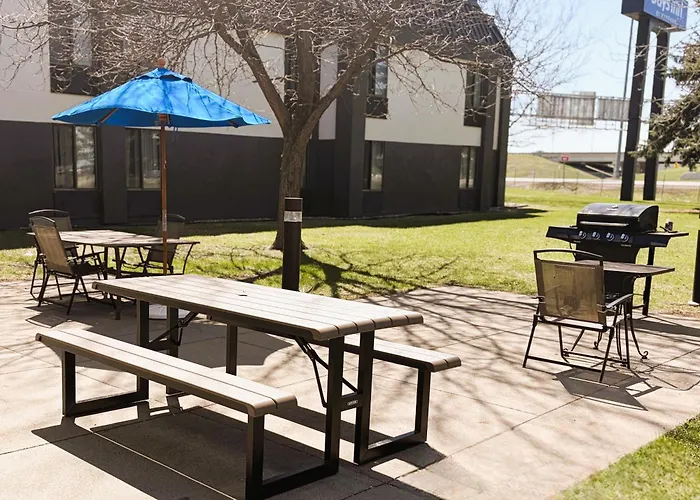 Days Inn By Wyndham Fargo - West Acres