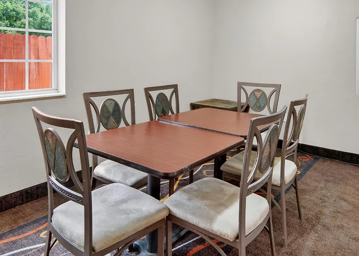 Hometown Inn & Suites