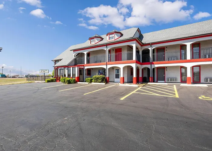 Super 8 By Wyndham Norman West Motel