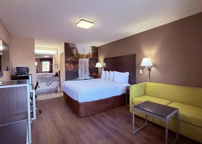 Clarion Pointe Athens I-65 Hotel