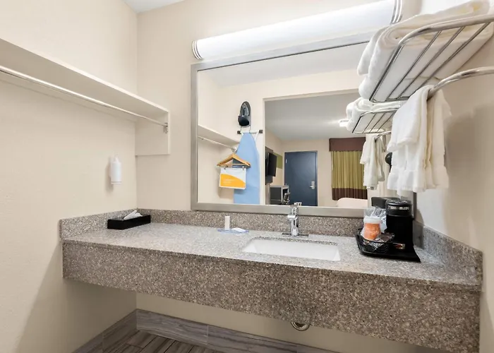 Clarion Pointe Athens I-65 Hotel