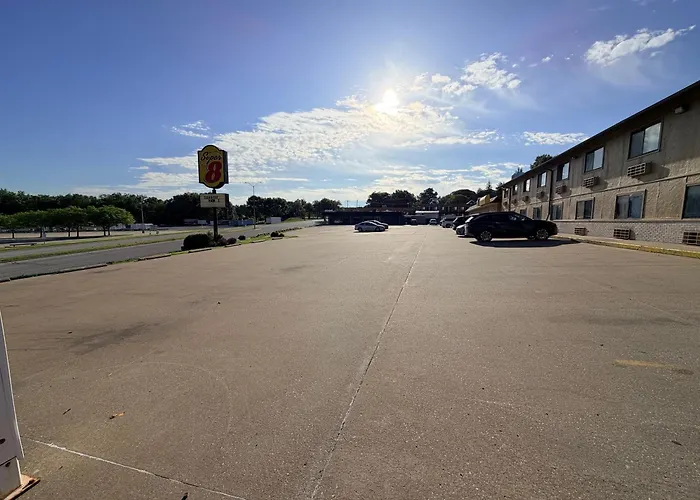 Super 8 By Wyndham Macomb Motel