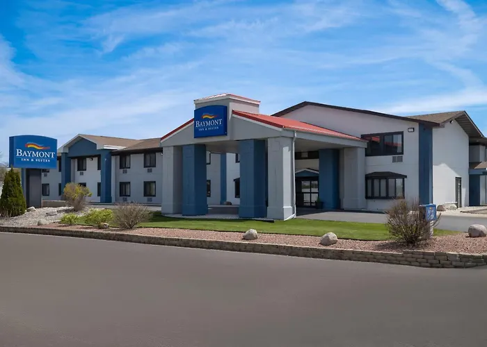 Baymont By Wyndham Waukesha Hotel