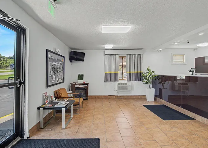 Super 8 By Wyndham Dubuque Motel