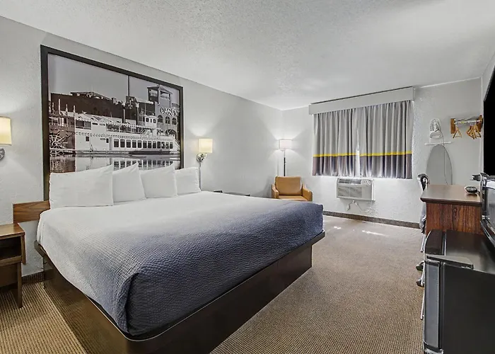 Super 8 By Wyndham Dubuque Motel