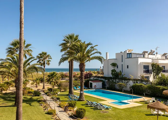 Praia Da Lota Beachfront Resort - Hotel & Apartments