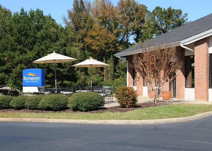 Baymont By Wyndham Lagrange Hotel