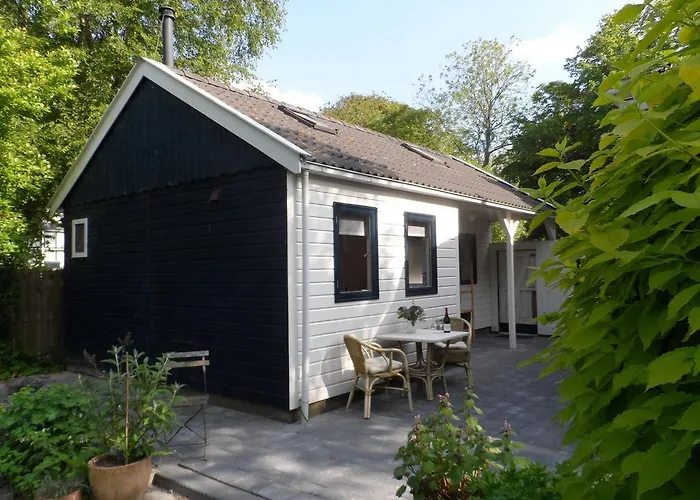 Tussen de Tuinen Bed and Breakfast Pieterburen
