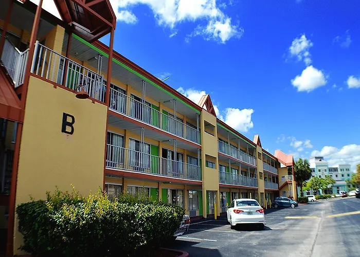 Roomba Inn & Suites At Old Town Kissimmee