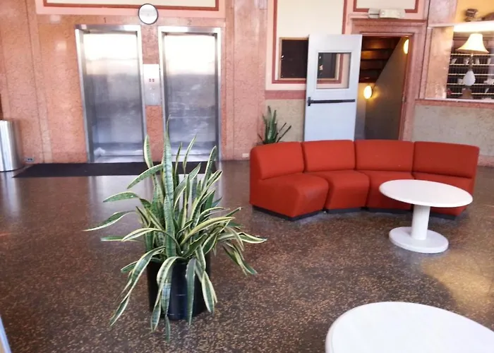 Hotel Riviera Newark