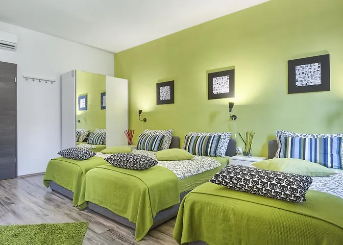 Top Center Rooms & Studio Pola