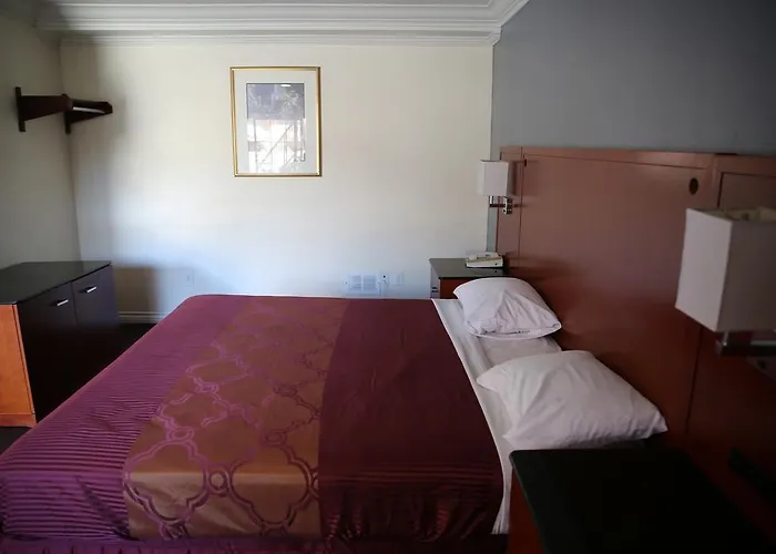 Chateau Inn & Suites Downey