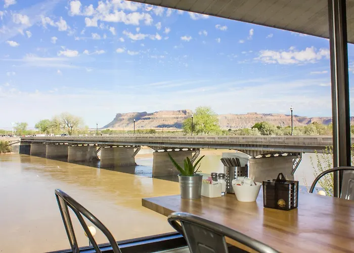 Skyfall Guestrooms Green River