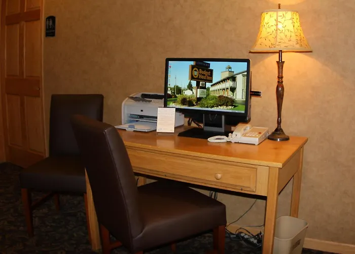 Budget Host Inn & Suites Saint Ignace