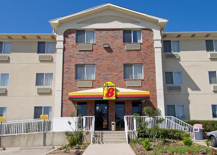 Super 8 By Wyndham Denton Hotel