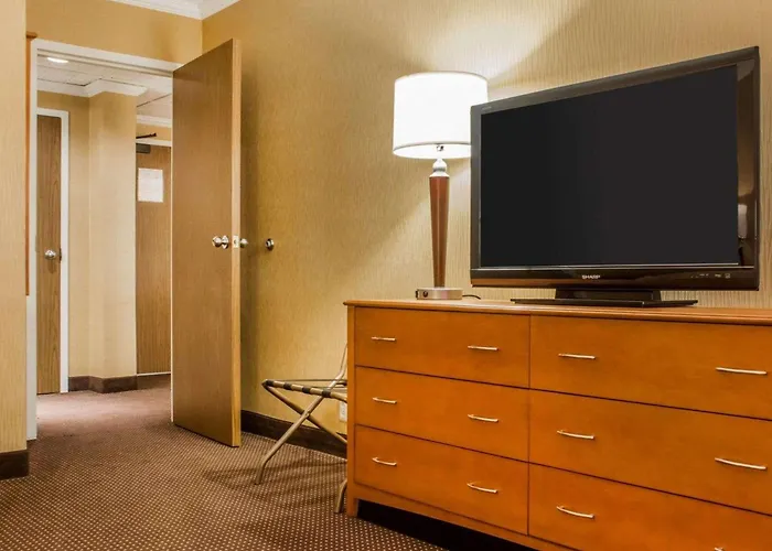 Clarion Hotel & Suites Riverfront Oswego