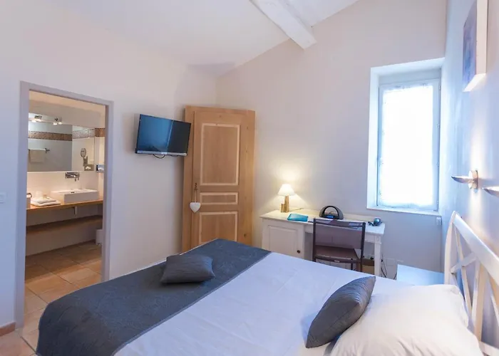 Hotel Logis Auberge Côté Jardin à Lézignan-Corbières