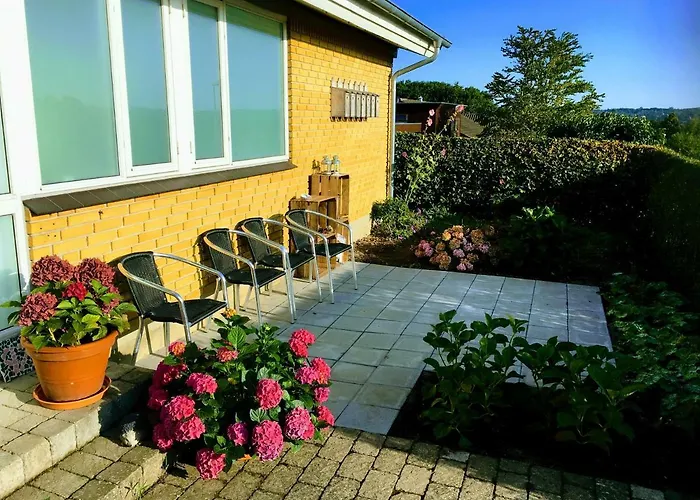 2 Rooms, Private Kitchen, Bathroom, And Garden. Århus