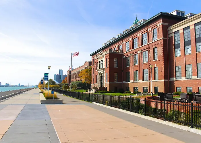 Roberts Riverwalk Urban Resort Hotel Detroit