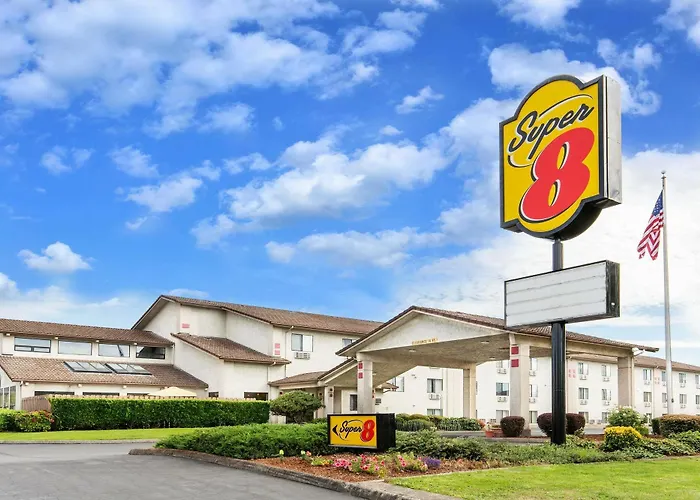 Super 8 By Wyndham Salem Hotel