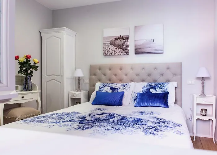 Lora Center Room Como