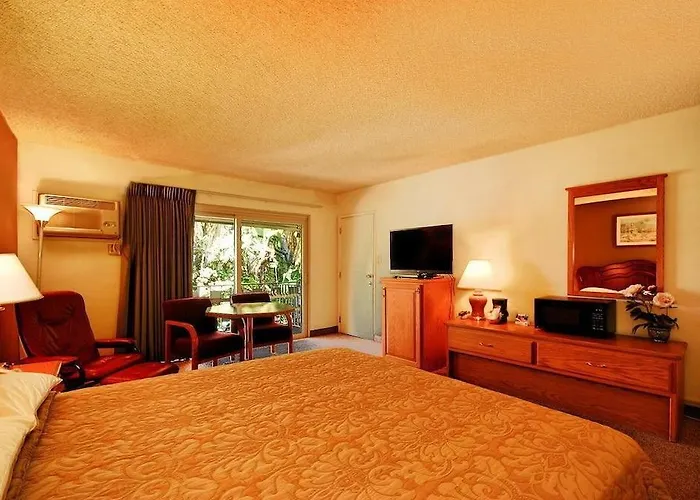 Super 8 By Wyndham Long Beach