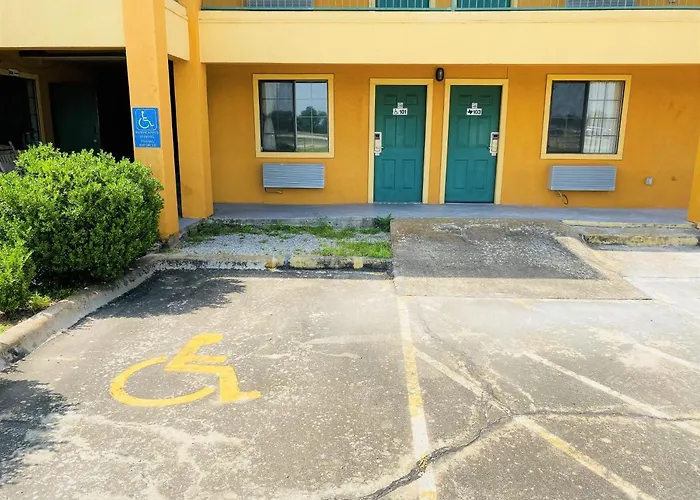 Pine Point Inn & Suites